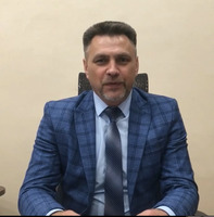 Депутат городской думы поздравляет педагогов школы
