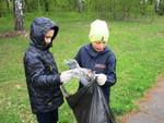 Учащиеся 1 Б класса приняли участие в уборке школьной территории от м